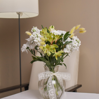 Букет из альстромерии с матиолой в вазе. Сет N 82239