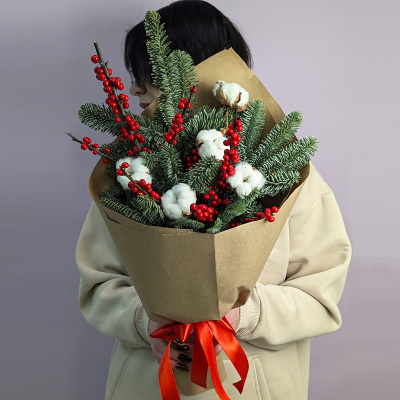 Букет Зимняя классика с нобилисом, красными ягодами и хлопком N 72815