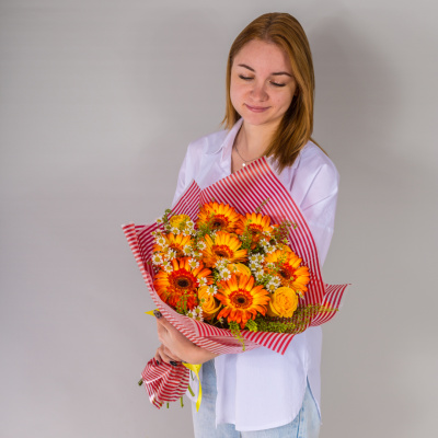 Букет из оранжевых гербер и желтых роз с ромашками 52671