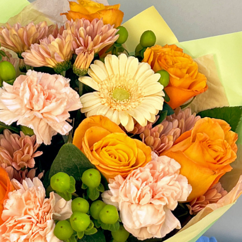 Букет из оранжевых роз, хризантем и гербер N 52445