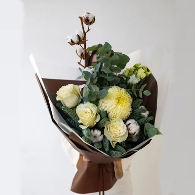 Букет из нобилиса и белых роз "Зачарованный шар" N 91345