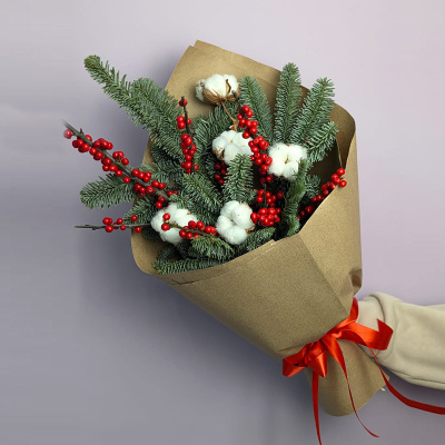 Букет Зимняя классика с нобилисом, красными ягодами и хлопком N 72815