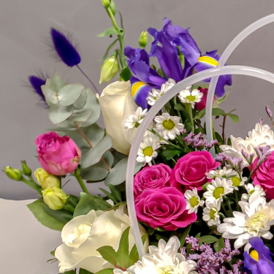 Сумка с живыми цветами "Взрыв эмоций" яркий микс из кустовой хризантемы, розы и ирисов 45000