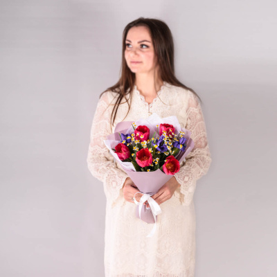 Букет из малиновых тюльпанов с ирисами и ромашками N 59876
