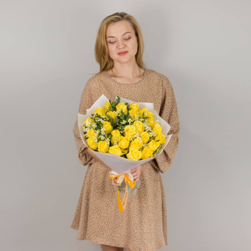 Букет из желтых роз Кения с ромашками (танацетум) арт. 50541-Ж