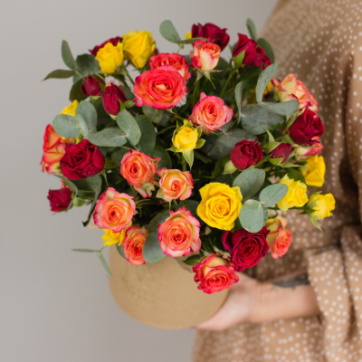 Коробка с цветными кустовыми розами и эвкалиптом 50412