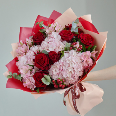 Букет школьный из гортензий и красными розами N 84615