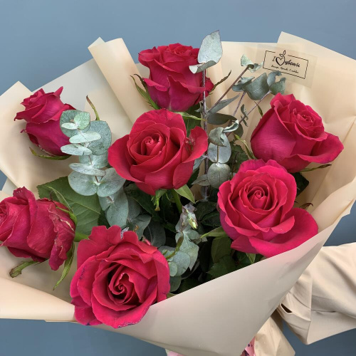 Букет с розовыми розами 60 см. и эвкалиптом арт. 76724