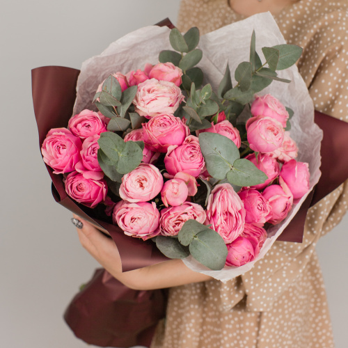 Букет из ярких кустовых пионовидных розовых роз с эвкалиптом арт. 50416