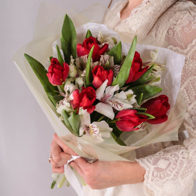 Красные тюльпаны с альстромерией. Небольшой букет 59895
