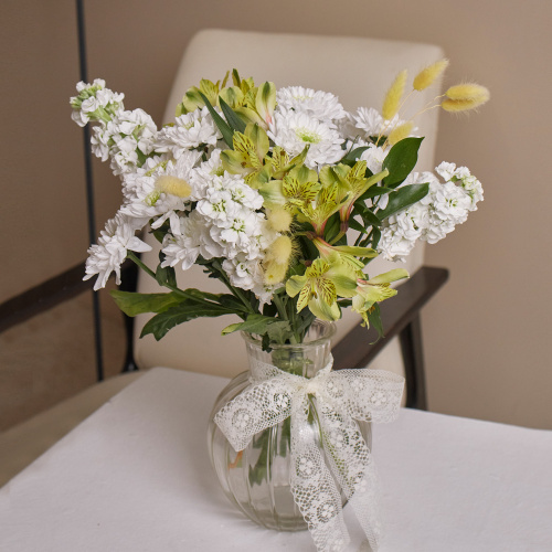 Букет из альстромерии с матиолой в вазе. Сет арт. 82239