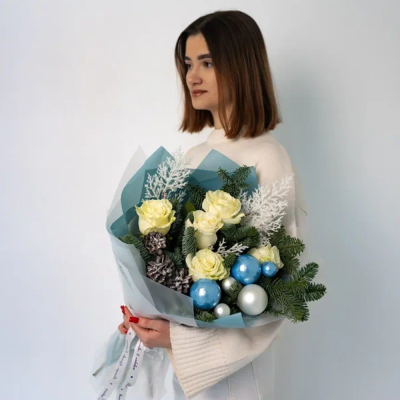 Букет с еловыми ветками нобилис и белыми розами "Морозный день" N 90875