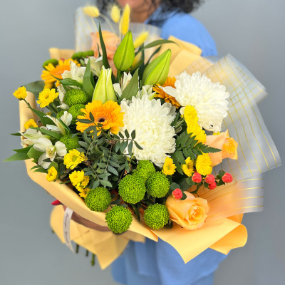 Букет из одноголовых хризантем с лилей и герберами N 52463