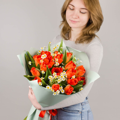 Букет из 19 алых тюльпанов с ромашками 46334