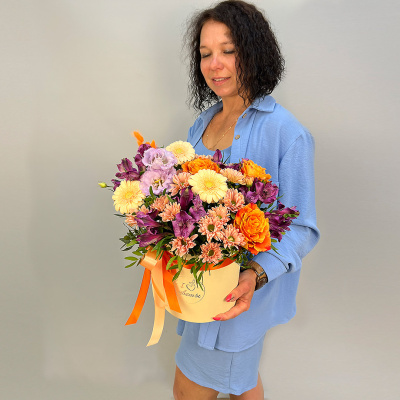 х Шляпная коробка с оранжевыми розами, герберами и альстромерией арт. 52460