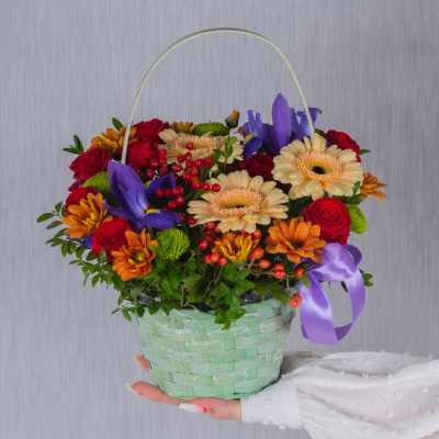 Корзинка "Любимому учителю" с мини-герберами, розами и ирисами N 38179
