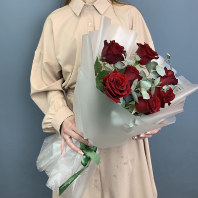 Букет из красных высоких роз Эквадор с эвкалиптом N 76723