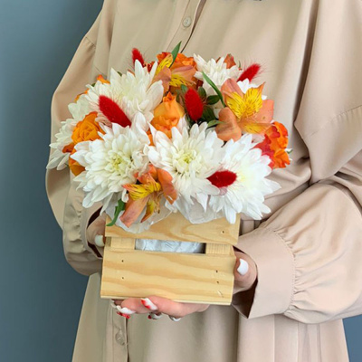 Ящик с цветами фиолетовые розы и хризантема N 66998-Ф