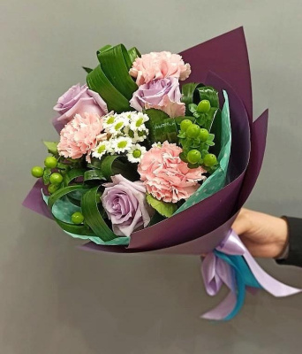 Букет "Гармония" из кустовой хризантемы, розы эквадор, гиперикума и диантуса(гвоздика). N 22465