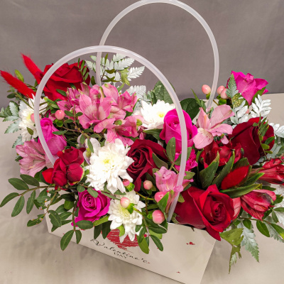 Сумка "Восторг" микс в красном цвете из кустовой хризантемы, розы и альстромерии 45001