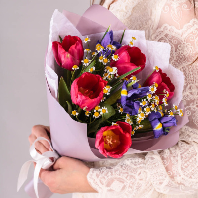 Букет из малиновых тюльпанов с ирисами и ромашками N 59876