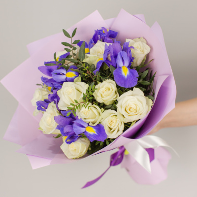 Букет из белых кенийских роз с ирисами 50542