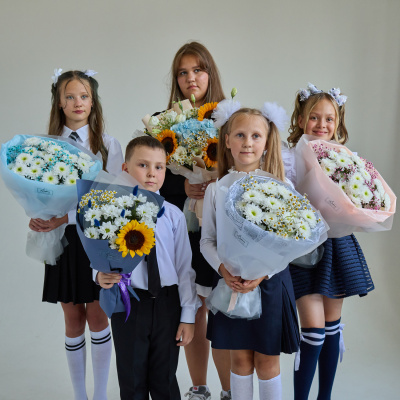 Букет школьный с хризантемой и танацетумом ромашками N 84569