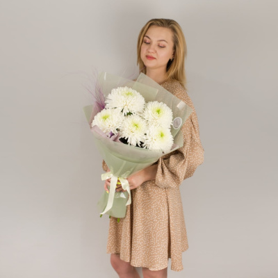 Букет из одноголовых белых хризантем с сухоцветами 50443