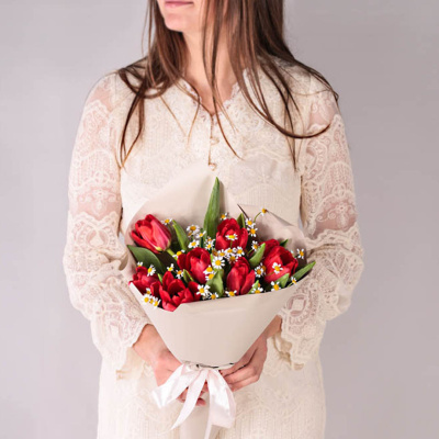 Небольшой букет из красных тюльпанов с ромашками 46336